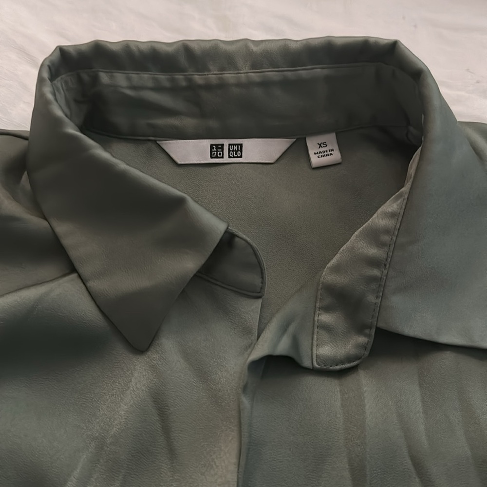UNIQLO Button Up - Picture 2 of 3